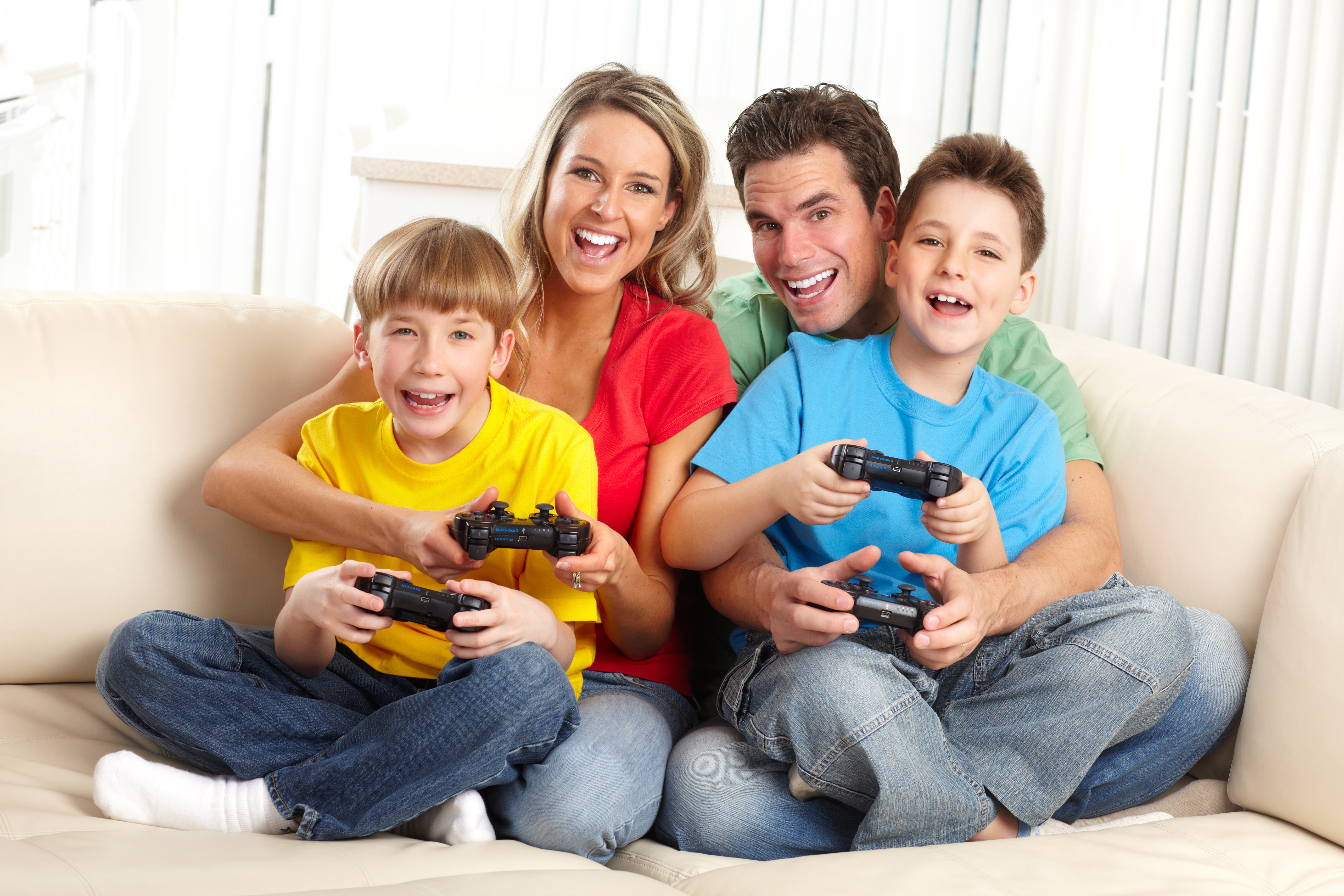 Family effect. Веселая семья. Дети играющие в компьютерные игры. Семья играет в приставку. Семья за игрой.